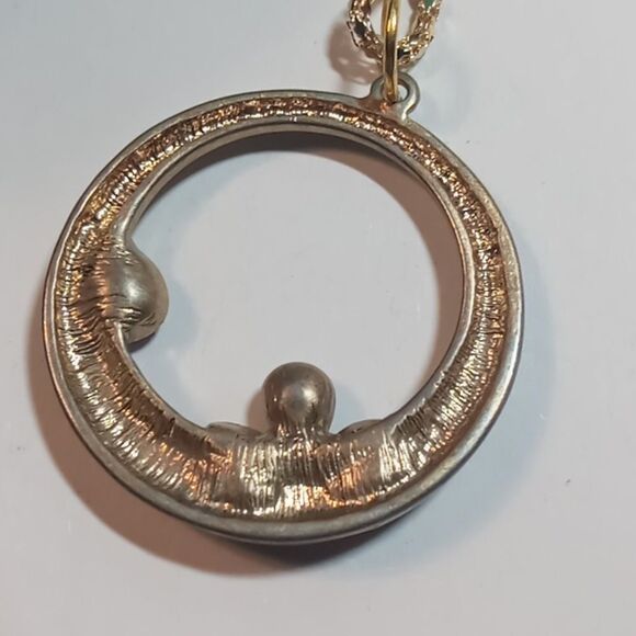 Beautiful necklace - Picture 4 of 4